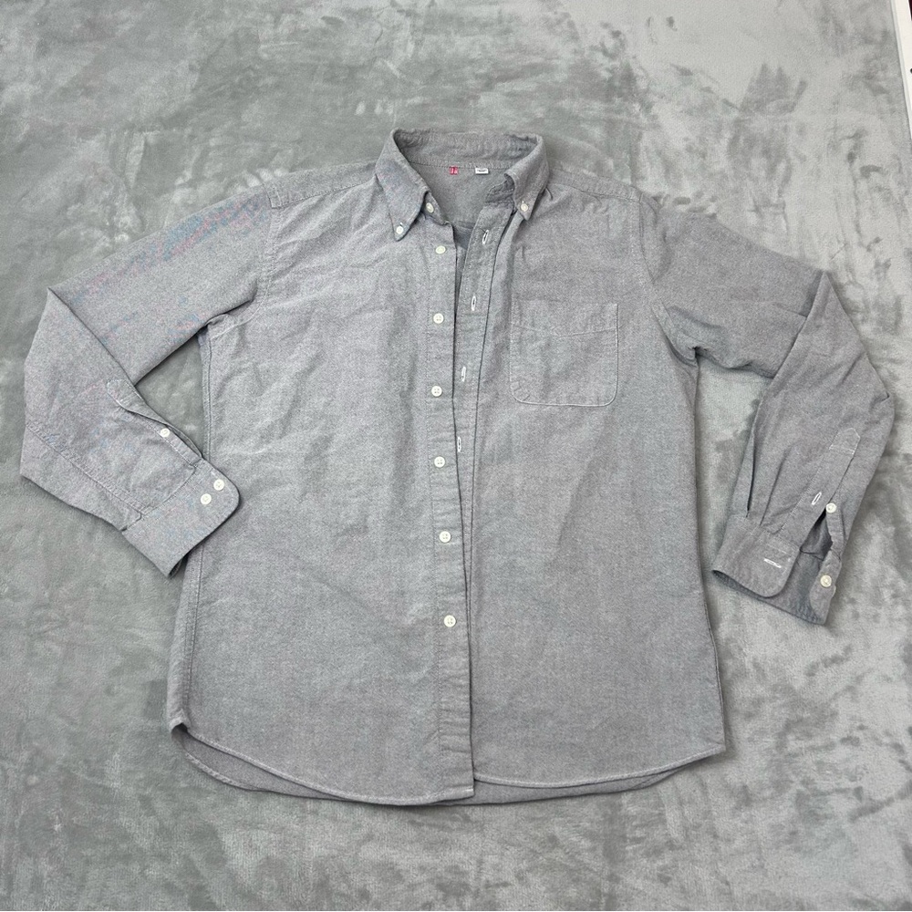 Uniqlo Men's Gray Button-Down Casual Shirt